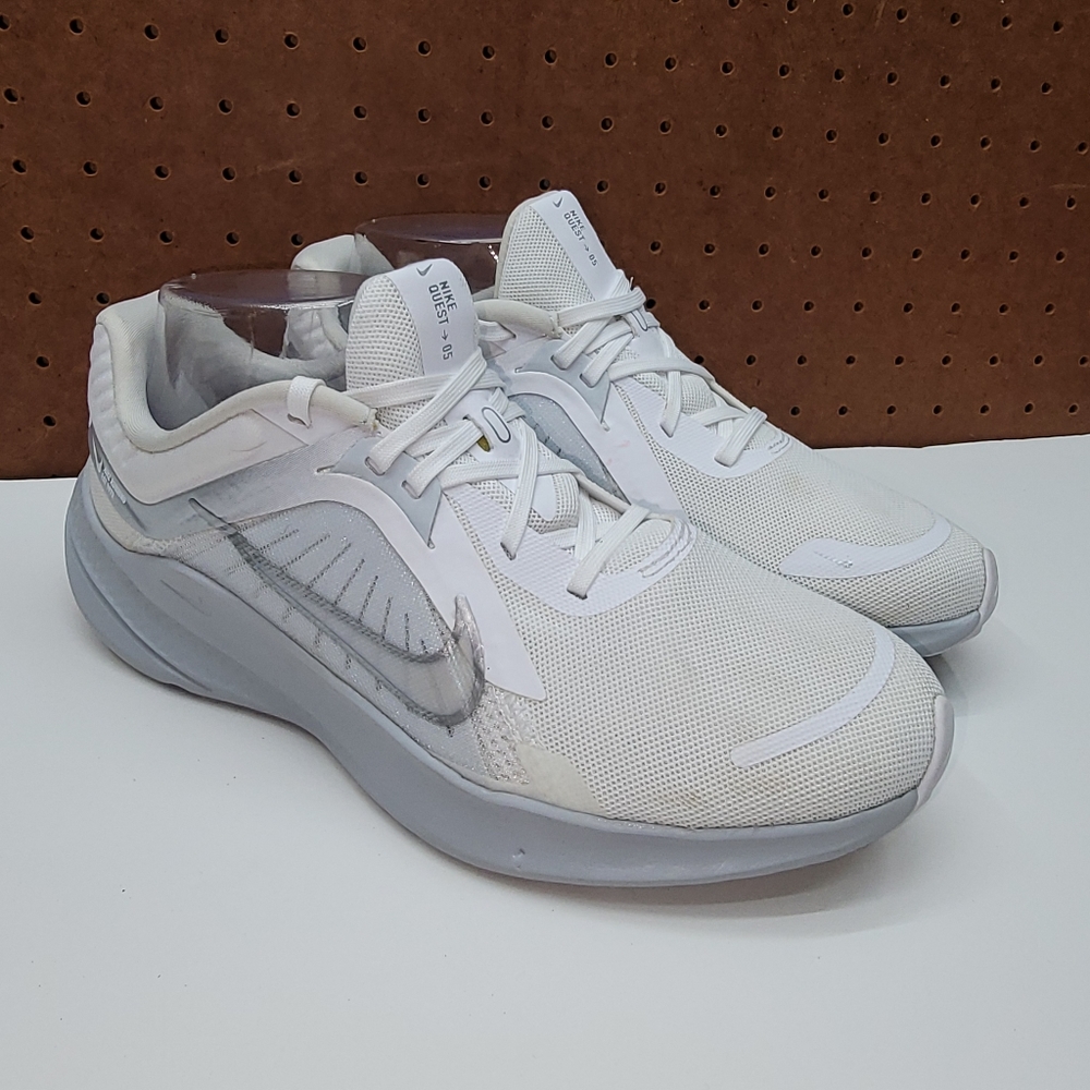 Nike women's Quest 5 Running Athletic Shoes sneakers